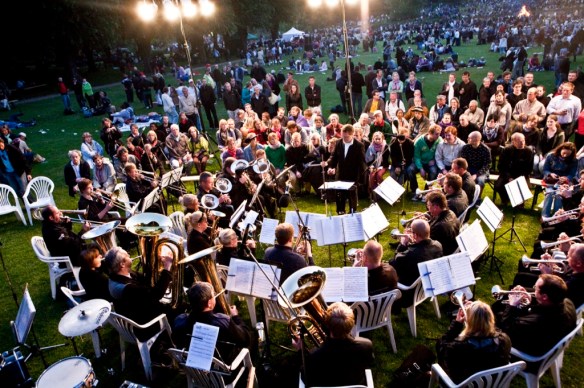 Stemningsbillede! Her fra Skt. Hans 2009 (vi glæder os til at spille udendørs i det dejlige sommervejr, der er hastigt på vej!)